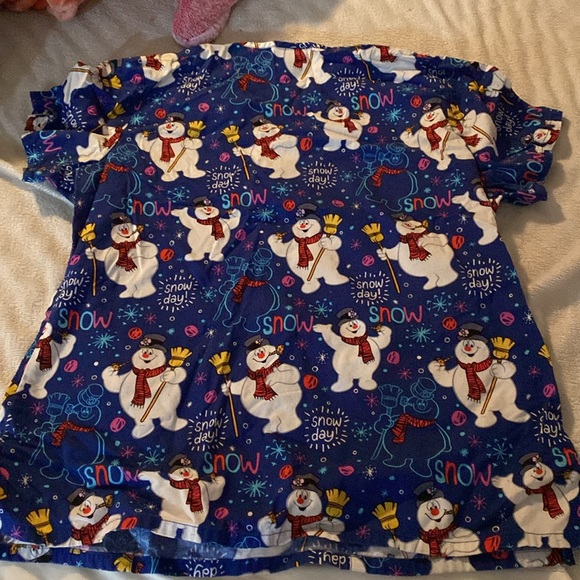 Woman’s Frosty the Snowman scrub top size medium - Picture 7 of 7